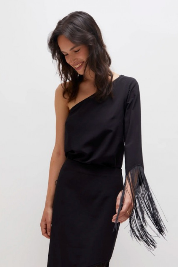 ASYMETRICAL TOP WITH FRINGES AND BLACK CREPE SKIRT